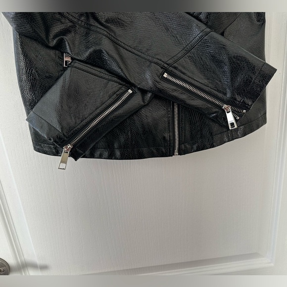 NWOT Guess Women's Sleek Black Faux Leather Biker Jacket - Picture 4 of 12